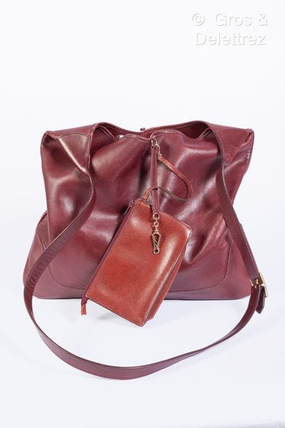 HERMES Paris - Sac "Trim" 44cm en veau rouge H, fermoir mous - Lot 28