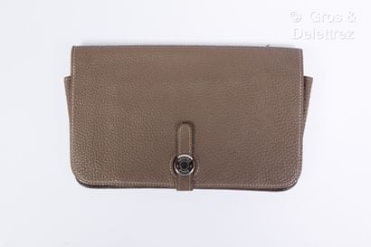HERMES Paris made in France - Portefeuille "Dogon" en veau T - Lot 261