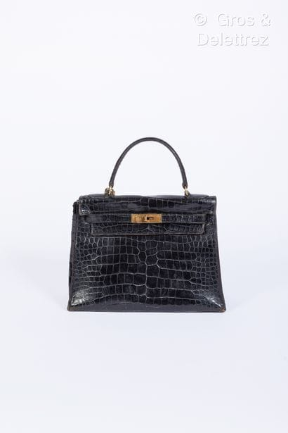 HERMES Paris - Sac "Kelly" 29 cm en crocodile noir, attaches - Lot 361