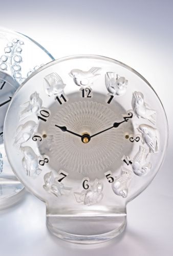 R. Lalique.A VERY FINE FROSTED GLASS DESK TIMEPIECE CIRCA 1930