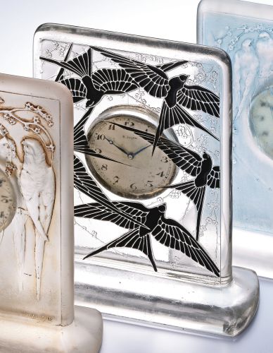 R. Lalique.A FINE FROSTED GLASS DESK TIMEPIECE CIRCA 1930