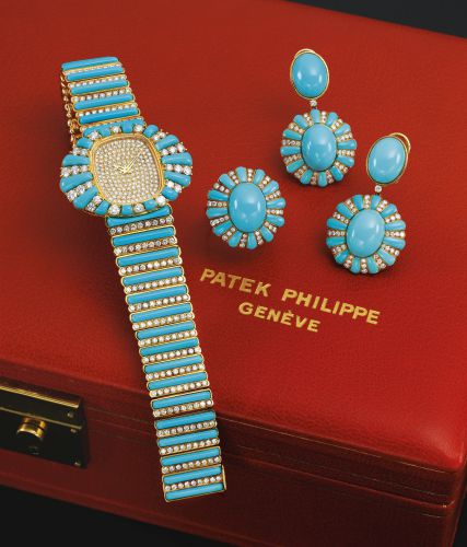 Patek Philippe.A VERY RARE AND FINE YELLOW GOLD TURQUOISE AND DIAMOND-SET SUITE COMPRISING A WRISTWATCH A PAIR OF EARRINGS AND A RING THE WATCH REF 4363/1 MVT 1392392 CASE 2767793 MADE IN 1977