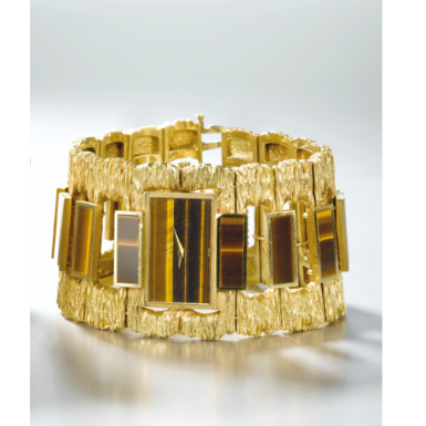 PIAGET - A FINE AND RARE LADY'S YELLOW GOLD AND TIGER'S EYE BRACELET WATCH CIRCA 1975
