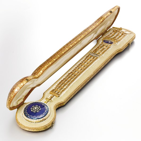 Robin à Paris A FINE YELLOW GOLD, ENAMEL, DIAMOND- AND PEARL-SET WATCH WITH CHATELAINE CIRCA 1790