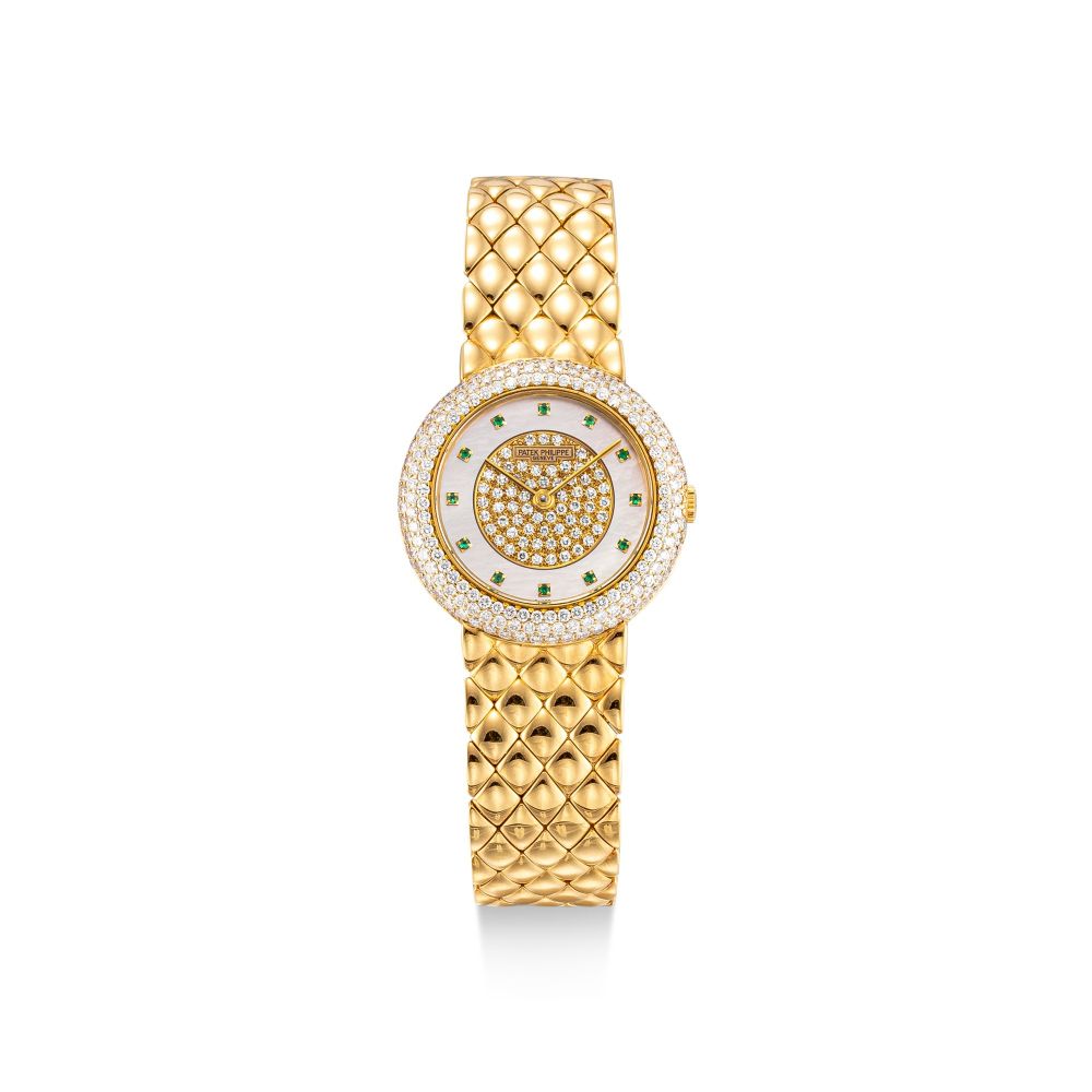 PATEK PHILIPPE | REFERENCE 4827 | A YELLOW GOLD, DIAMOND AND EMERALD-SET BRACELET WATCH WITH MOTHER-OF-PEARL DIAL, CIRCA 1995 | 百達翡麗 | 型號4827 黃金鑲鑽石及綠寶石鏈帶腕錶，備珠母貝錶盤，約1995年製