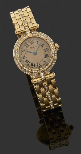 CARTIER. PANTHÈRE PM. Montre bracelet de dame en or jaune et diamants avec boîtier rond (Vendôme). Cadran argenté avec index chiffres romains peints et chemin de fer. Aiguilles glaive en acier bleui. Lunette sertie d'une double rangée de petits diamants a