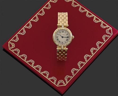 CARTIER. PANTHÈRE PM. VENDUE EN 1987. Montre de dame en or jaune et diamants avec boîtier rond (Vendôme) à attaches. Cadran argenté avec index chiffres romains peints et chemin de fer, aiguilles glaives en acier bleui et signature Cartier appliquée Lunett