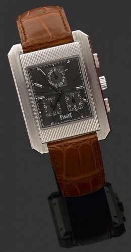 PIAGET. PROTOCOLE CHRONOGRAPHE GM. réf. 14600. Montre bracelet avec boîtier carré strié et brancards lisses en or gris. Cadran gris avec index bâton appliqués et aiguilles dauphine. Trois compteurs pour la date, les 30 minutes et les 12 heures du chrono. 