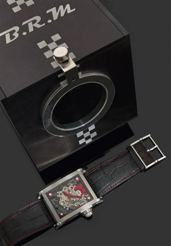 BRM. BRT-1. VENDUE EN JUIN 2007. Montre bracelet avec important boîtier en titane et inox, plaquettes transparentes. Cadran squelette avec aiguilles rouges, laissant apparaître le mouvement automatique bi-rotor, suspendu sur triangles en fibre de carbone.