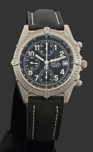 BREITLING. BLACKBIRD SERIE SPECIALE. réf. A13350. Montre bracelet en acier avec chronographe. Cadran noir avec index chiffres arabes et aiguilles luminescents. Trois compteurs pour la petite seconde, totalisateurs des 30 minutes et des 12h du chrono. Guic