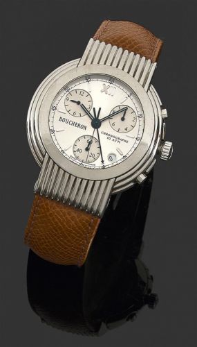 BOUCHERON. SOLIS CHRONOGRAPHE. VENDU EN JANVIER 2002. Montre bracelet avec boîtier rond et attaches godronnés en acier et chronographe. Cadran argenté avec index bâton appliqués, trois compteurs et guichet dateur. Mouvement quartz. Couronne et fond vissés
