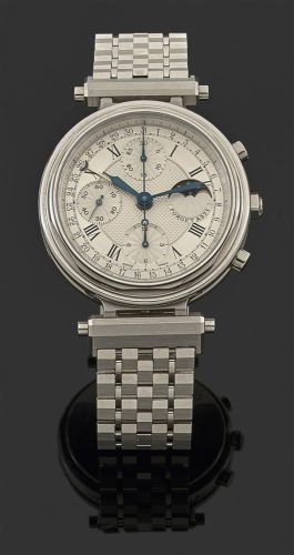 FORGET. ANNÉES 1990. Montre bracelet avec chronographe et phase de lune en acier avec épais boîtier rond godronné et lunette vissée. Cadran argent guilloché avec chiffres romains peints, aiguilles en acier bleui, indication du jour par aiguille croissant,