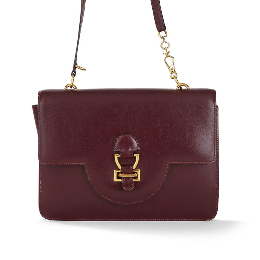 HERMÈS, Sac "Sandrine" en veau box bordeaux Année de fabrication: 1990 Intérieur en agneau rouge Bon état (traces d'usage...