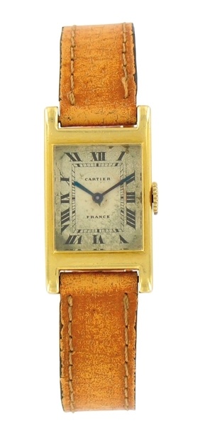 CARTIER Tank bec d'aigle. No 74580 41830. Vers 1950. Rare montre-bracelet rectangulaire pour homme en or. Cadran patin