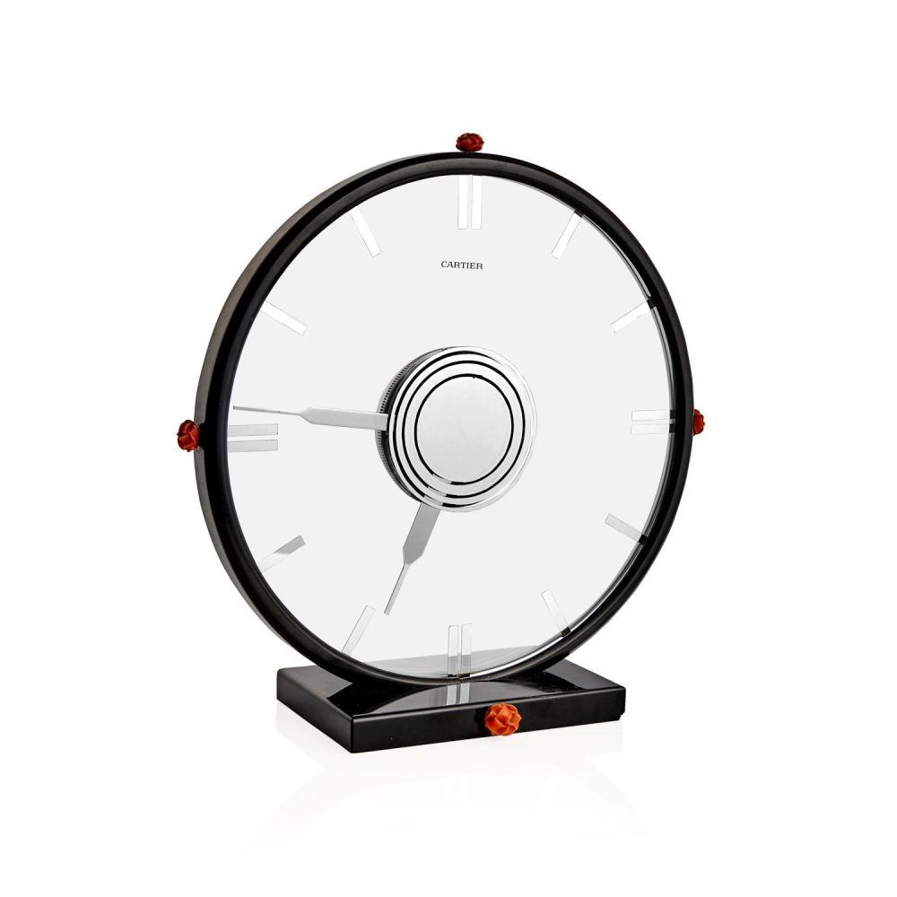 JAEGER POUR CARTIER CIRCA 1935-1940 Pendulette De Table En Laiton Peint, Corail Et Onyx. BOITIER : Monture En Laiton Peint En Noir, ...