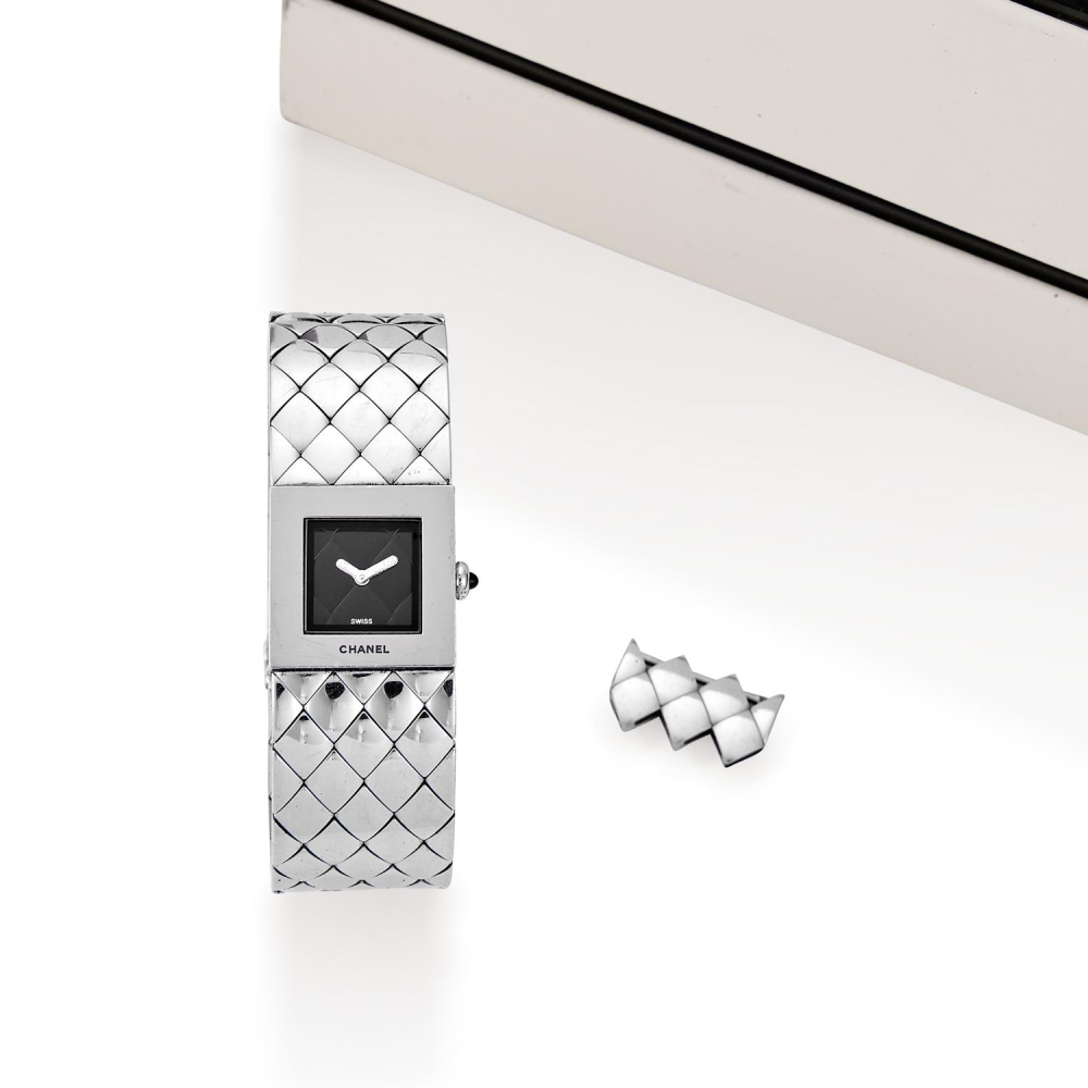 CHANEL MATELASSÉ ANNEES 2000 Montre Bracelet De Dame En Acier. BOITIER : Carré, Lunette Lisse, Fermeture À Vis. CADRAN : Matelassé N...